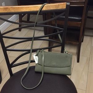 NWT Fossil green long strap small purse🖤